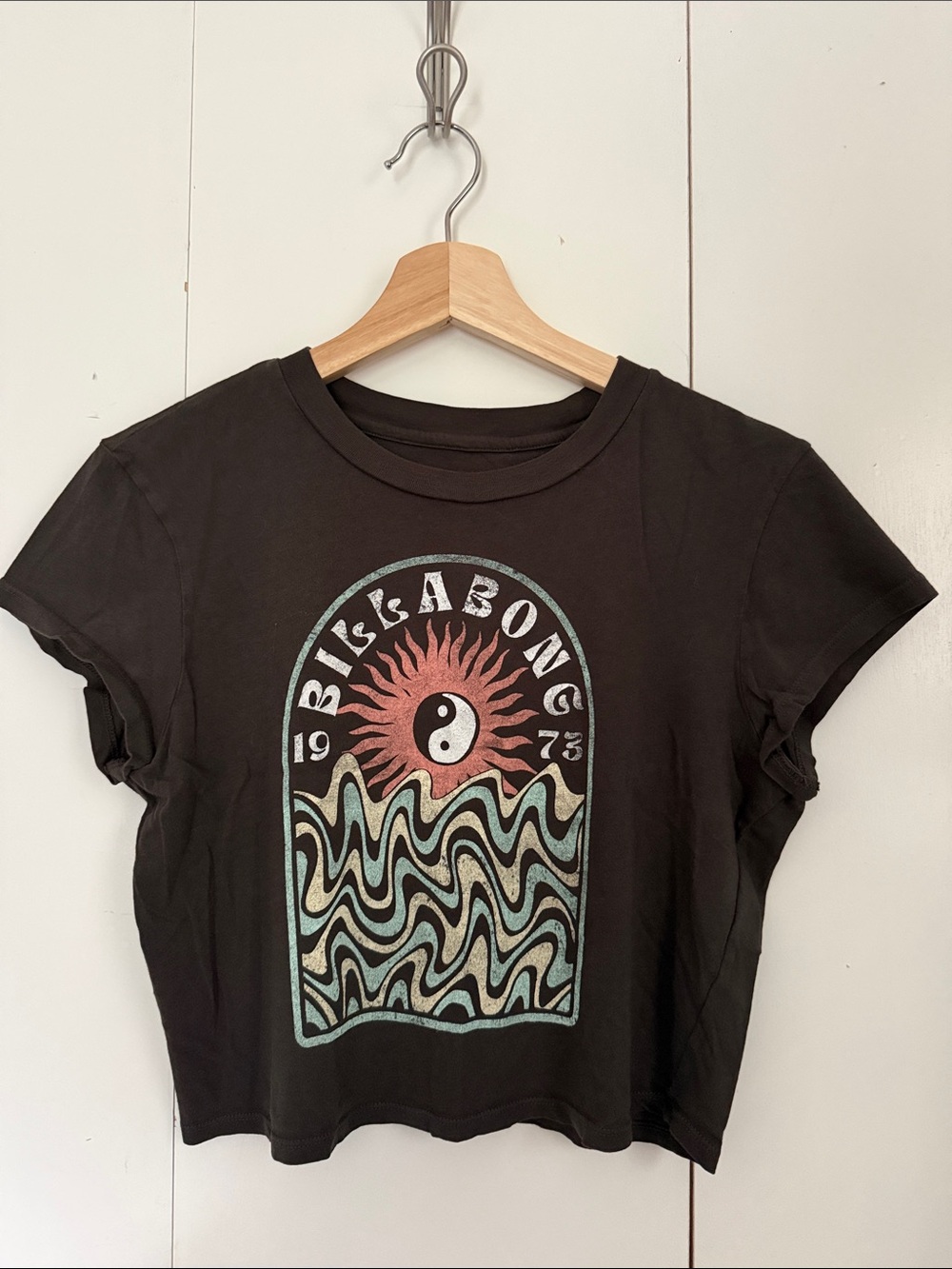 Billabong Grey Crop Tee with Coral Sun & Mint Wave Graphic L Casual Coastal
